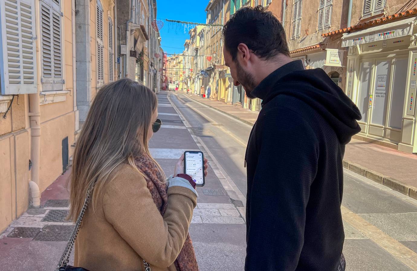couple qui utilise l'application findwyl dans les ruelles de Saint Tropez